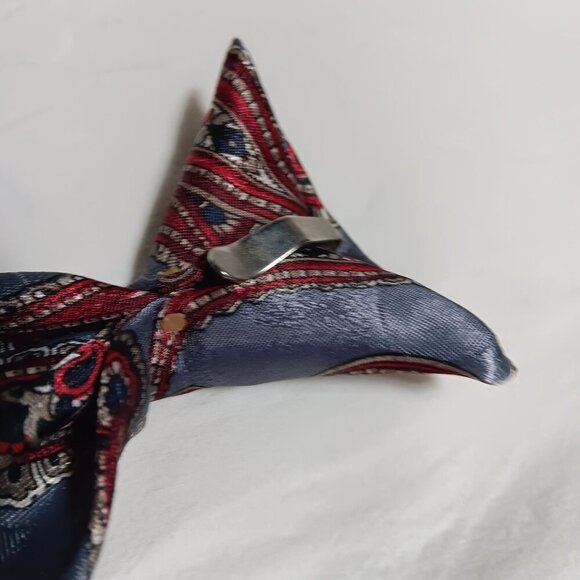Vintage David Taylor Red & Gray Paisley Polyester Shiny Clip-On Tie - Picture 3 of 5
